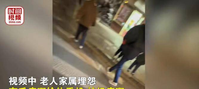 华为什么手机适合家人
:上海，一个小伙和朋友出门逛街，遇到一个走失的老人