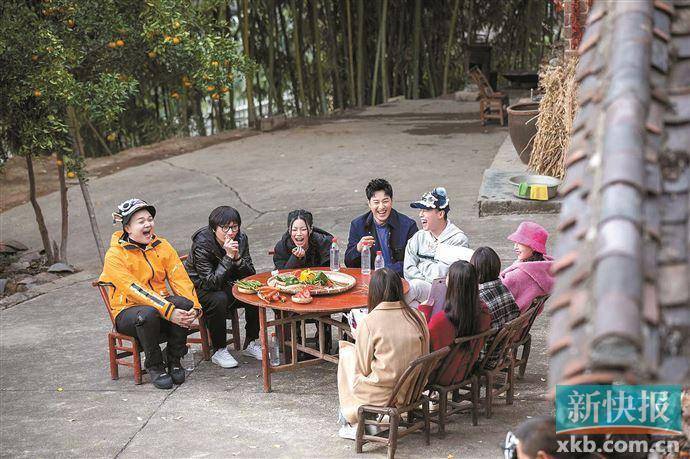 改编歌曲小苹果现场版:《去炫吧！乐派》 潘玮柏容祖儿广州塔下共唱粤语经典