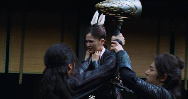 可以干比比东的软件苹果版:斗罗真人版：七杀剑变成破铁剑，剑斗罗与宁宗主被比比东擒获