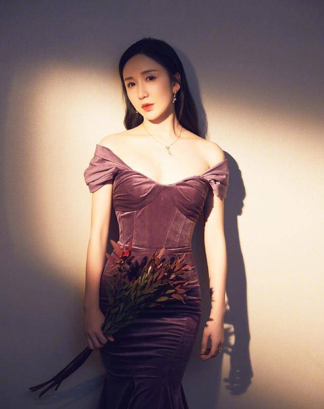 爱情公寓版的小苹果是谁:谁说胡一菲是女汉子？穿丝绒露肩鱼尾裙，是爱情公寓的颜值担当了