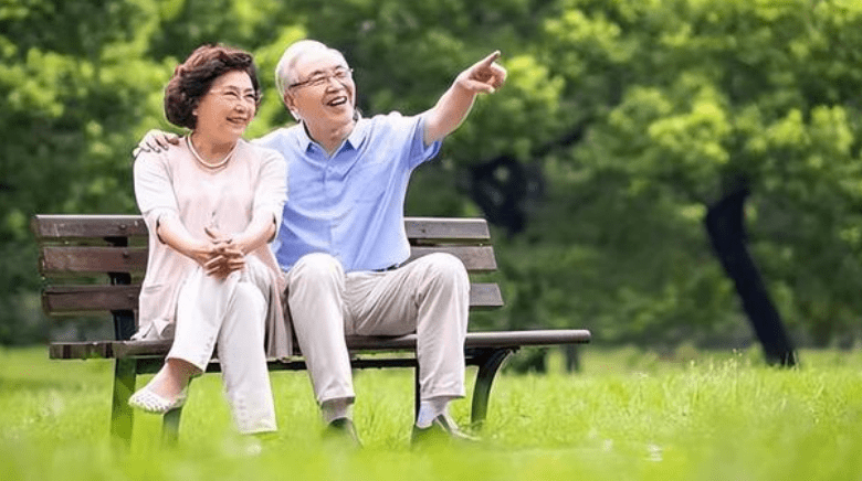 趣步苹果版4.3.3:提醒中老年人：常散步可以强健骨骼，日常注意“4步与3补”