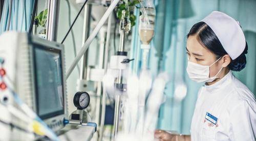 苹果甚么叫公开版:“和我儿子分手，看谁还会娶你？”分手多年，前婆婆家的报应来了