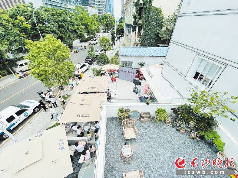 手机趣书网:共享读书角请“阅读达人”喝咖啡 长沙人读书也要“趁热”