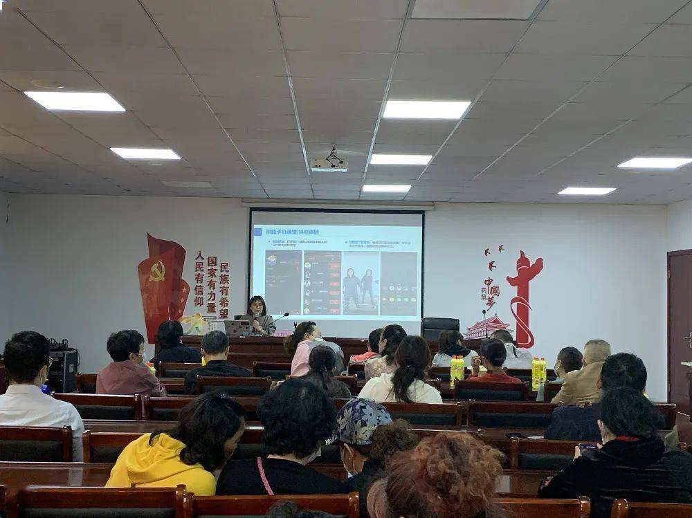 老年手机:东亭街道明泉社区老年学校：开展老年人智能手机培训