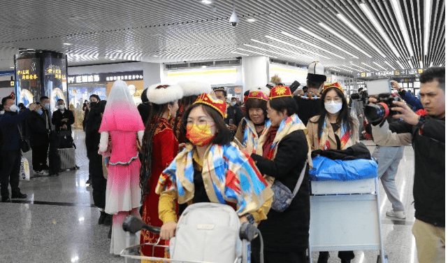卡通手机:去新疆！“百万广东人游新疆”首航团顺利抵乌