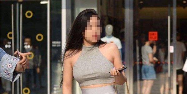 手机聊天:女子跟男人暧昧聊天，男子：手机几乎不离身，时尚也会带在身上