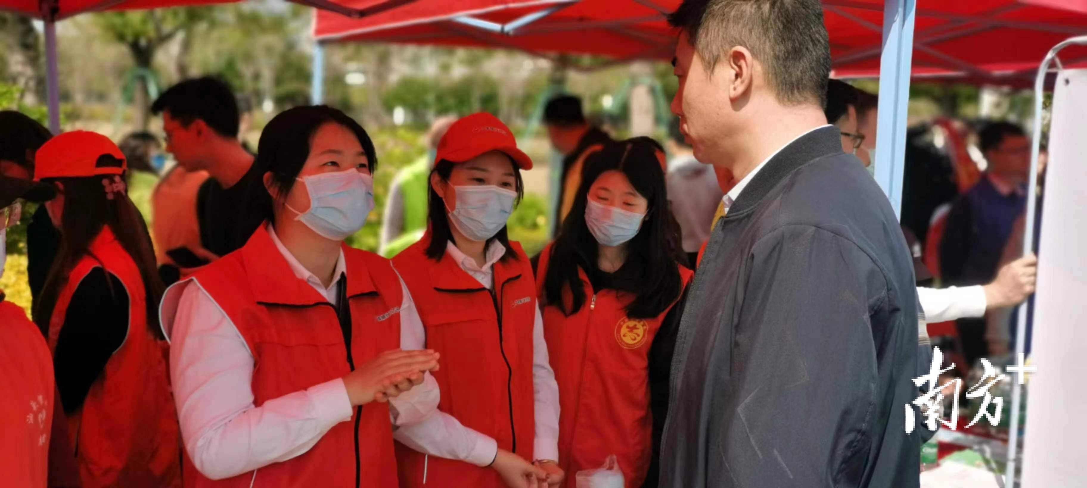 广发手机银行:广发银行汕头分行积极开展学雷锋志愿服务活动-第2张图片-太平洋在线下载