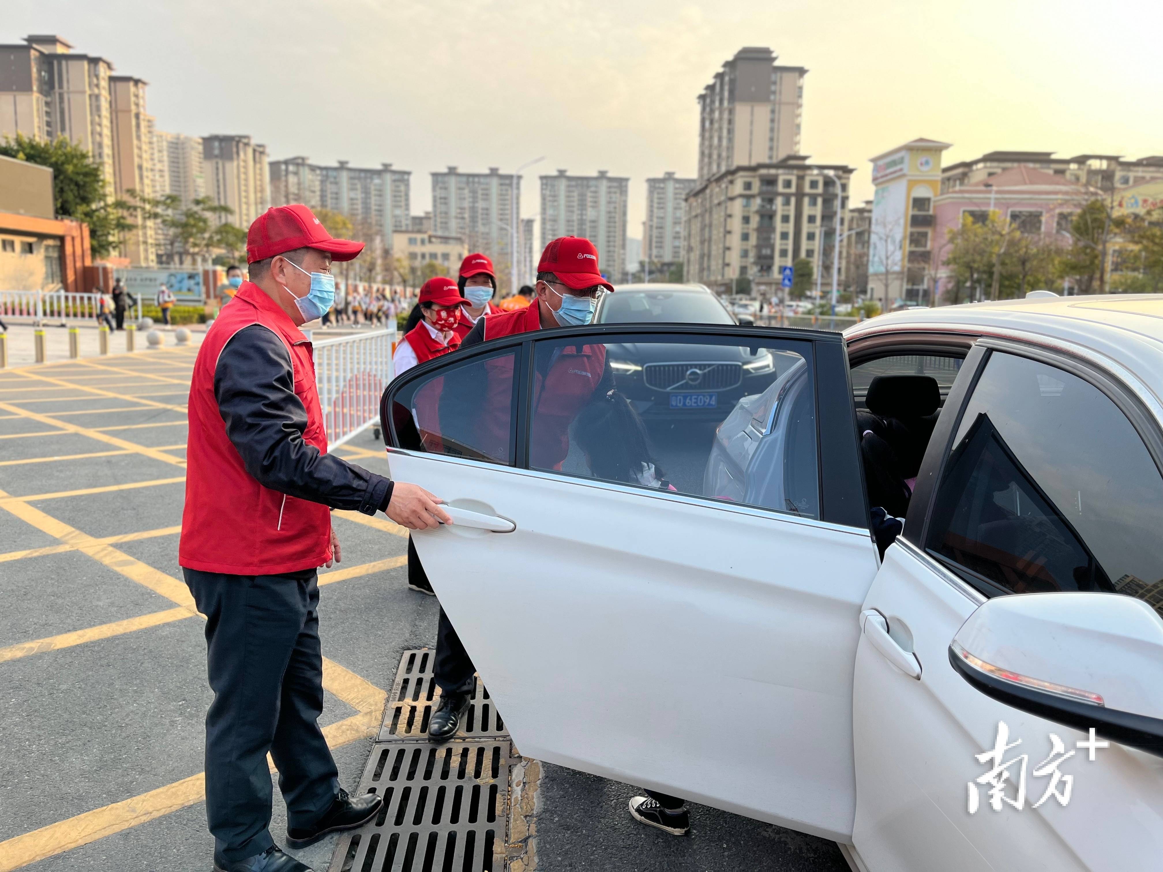 广发手机银行:广发银行汕头分行积极开展学雷锋志愿服务活动-第3张图片-太平洋在线下载