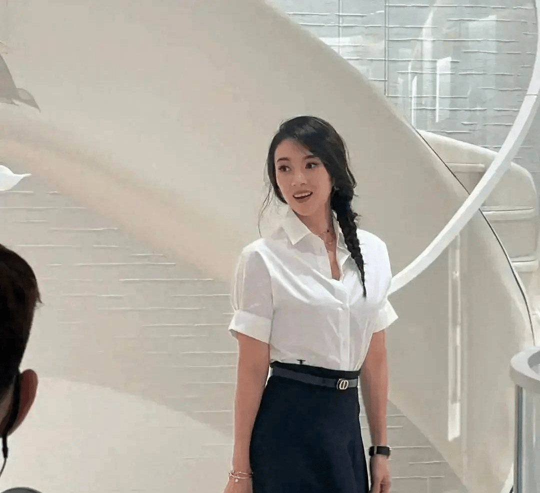 章子怡离婚后首次现身上海恒隆广场，44岁依然美丽动人，状态大好