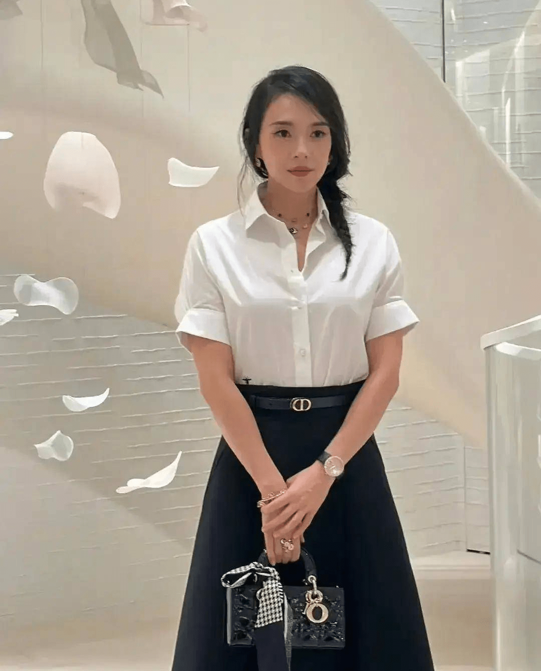 章子怡离婚后首次现身上海恒隆广场，44岁依然美丽动人，状态大好-第2张图片-太平洋在线下载