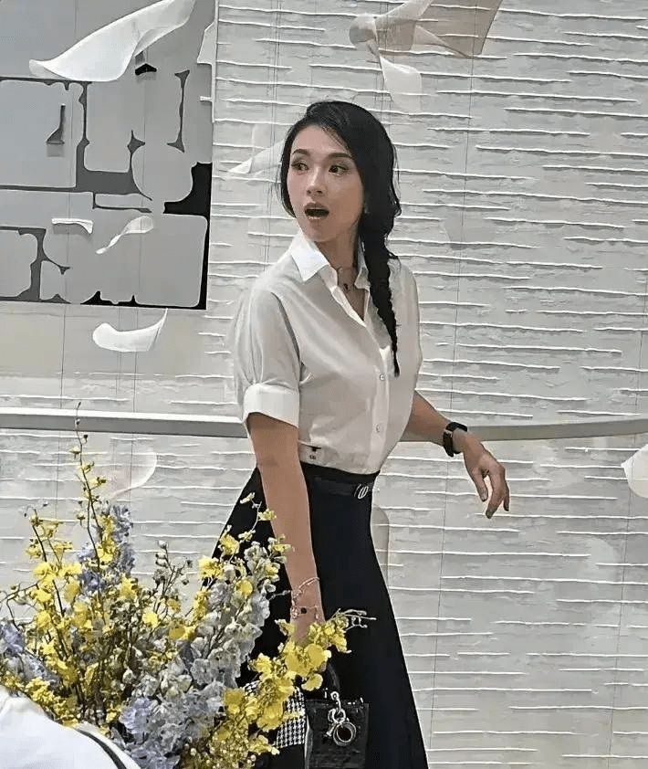 章子怡离婚后首次现身上海恒隆广场，44岁依然美丽动人，状态大好-第3张图片-太平洋在线下载
