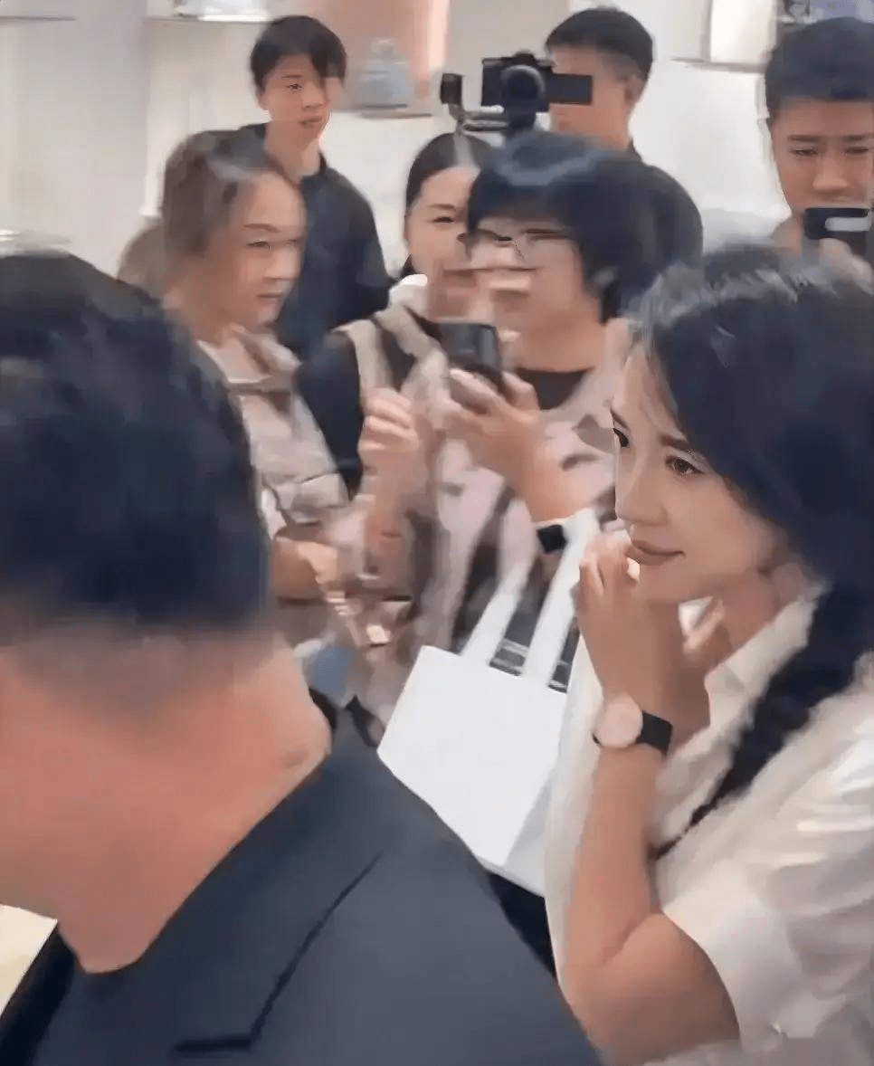 章子怡离婚后首次现身上海恒隆广场，44岁依然美丽动人，状态大好-第5张图片-太平洋在线下载