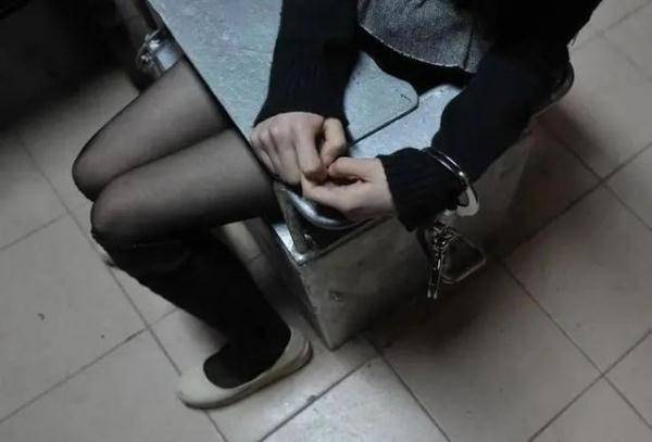 一女子连续怀孕生子逃避刑罚，五胎异父！