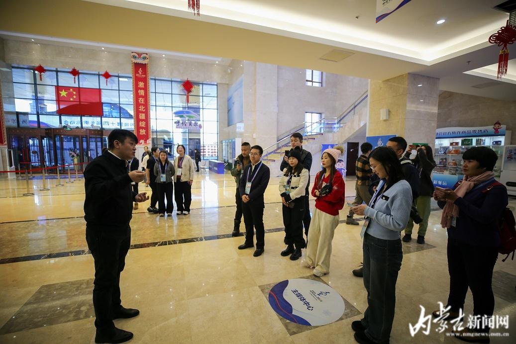 新闻客户端运营中心在哪澎湃新闻客户端的定位分析